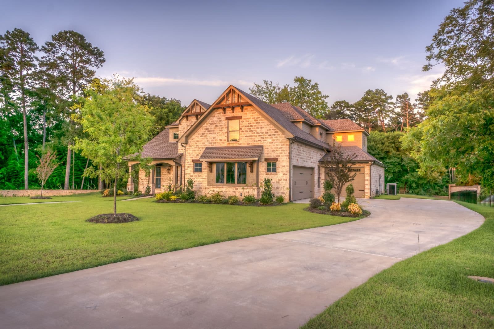 Maison avec garage accolé, l’annexe que le relevé distingue du volume principal